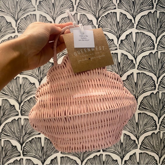 Pink clamshell wicker purse 🐚 - Picture 6 of 8